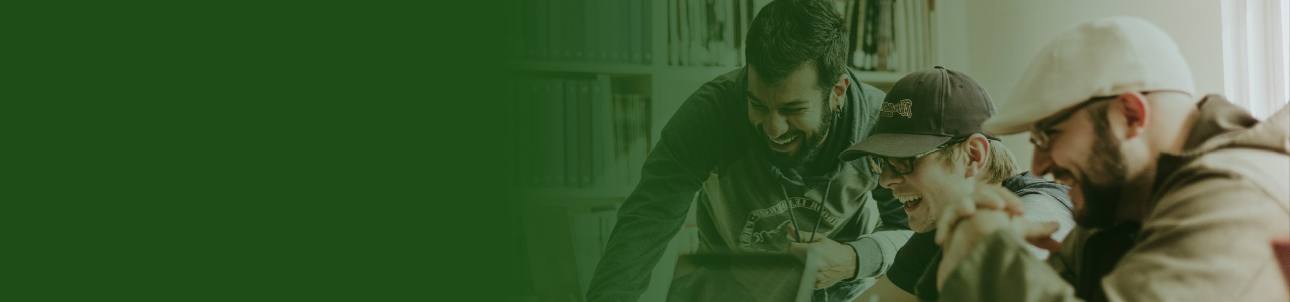 Drei Studierende beim Lernen an einem Laptop