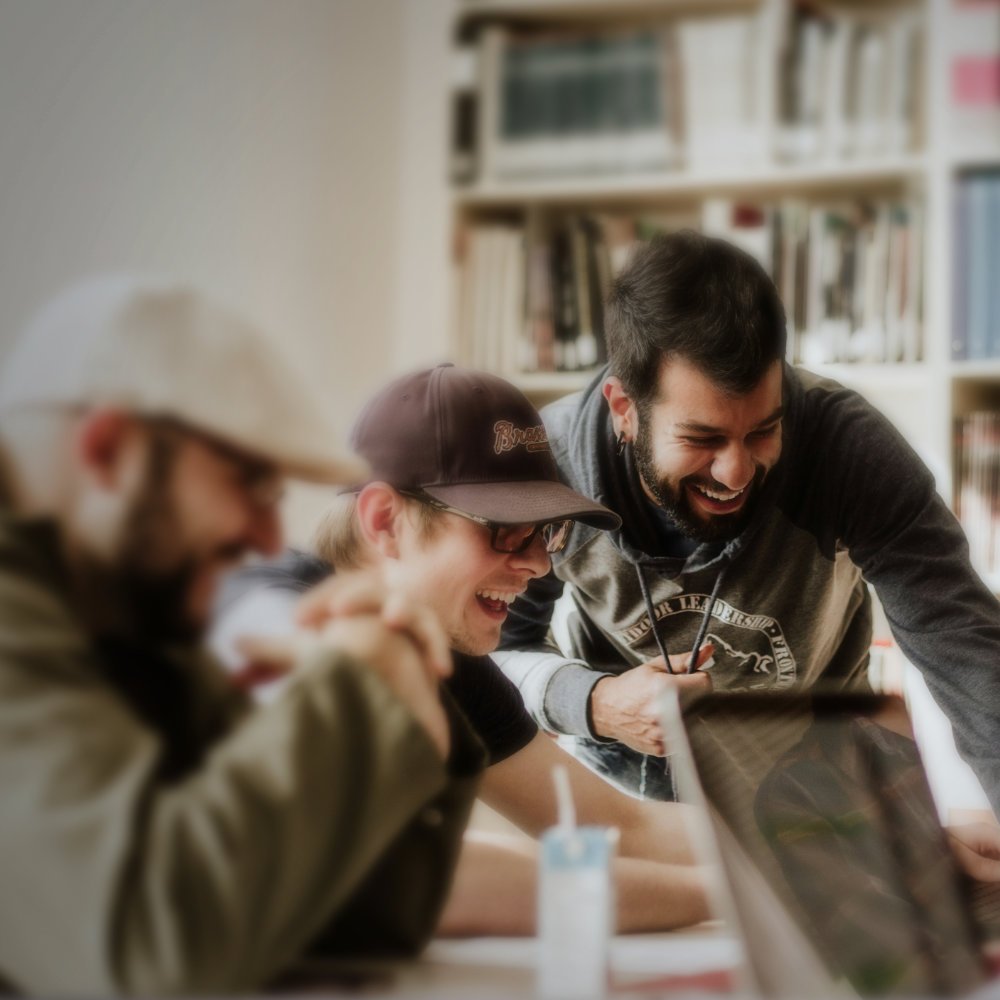 Drei Studierende beim Lernen an einem Laptop